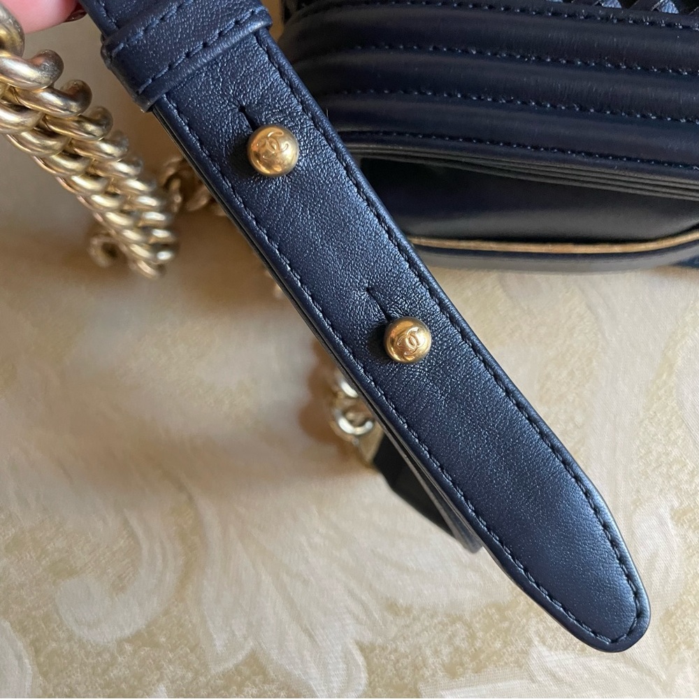 CHANEL Navy Woven Crossbody Bag with Gold Chain - Picture 10 of 15